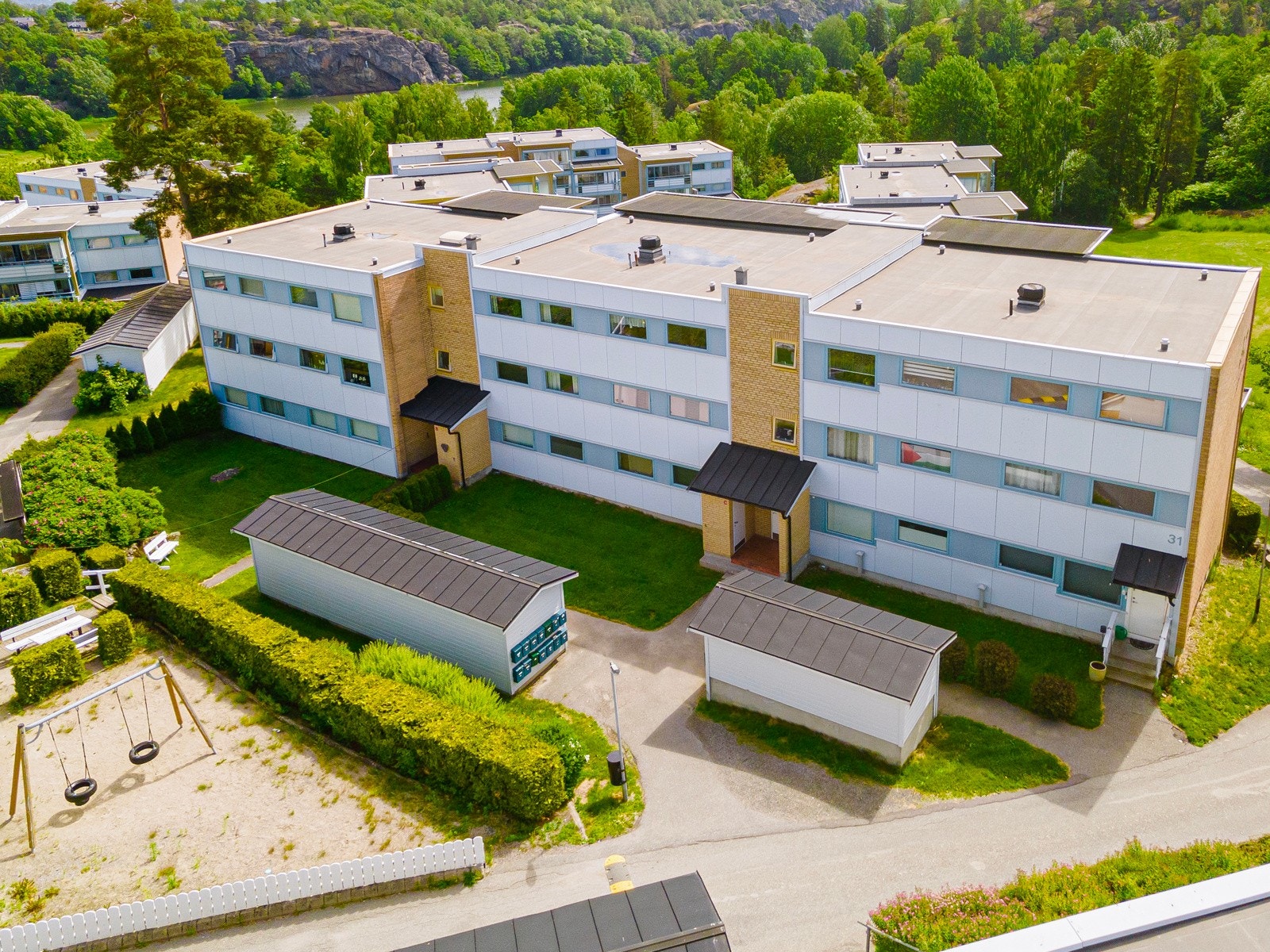 Adkomst til leilighet via overbygd inngangsparti med callinganlegg og trapp Galleribilde