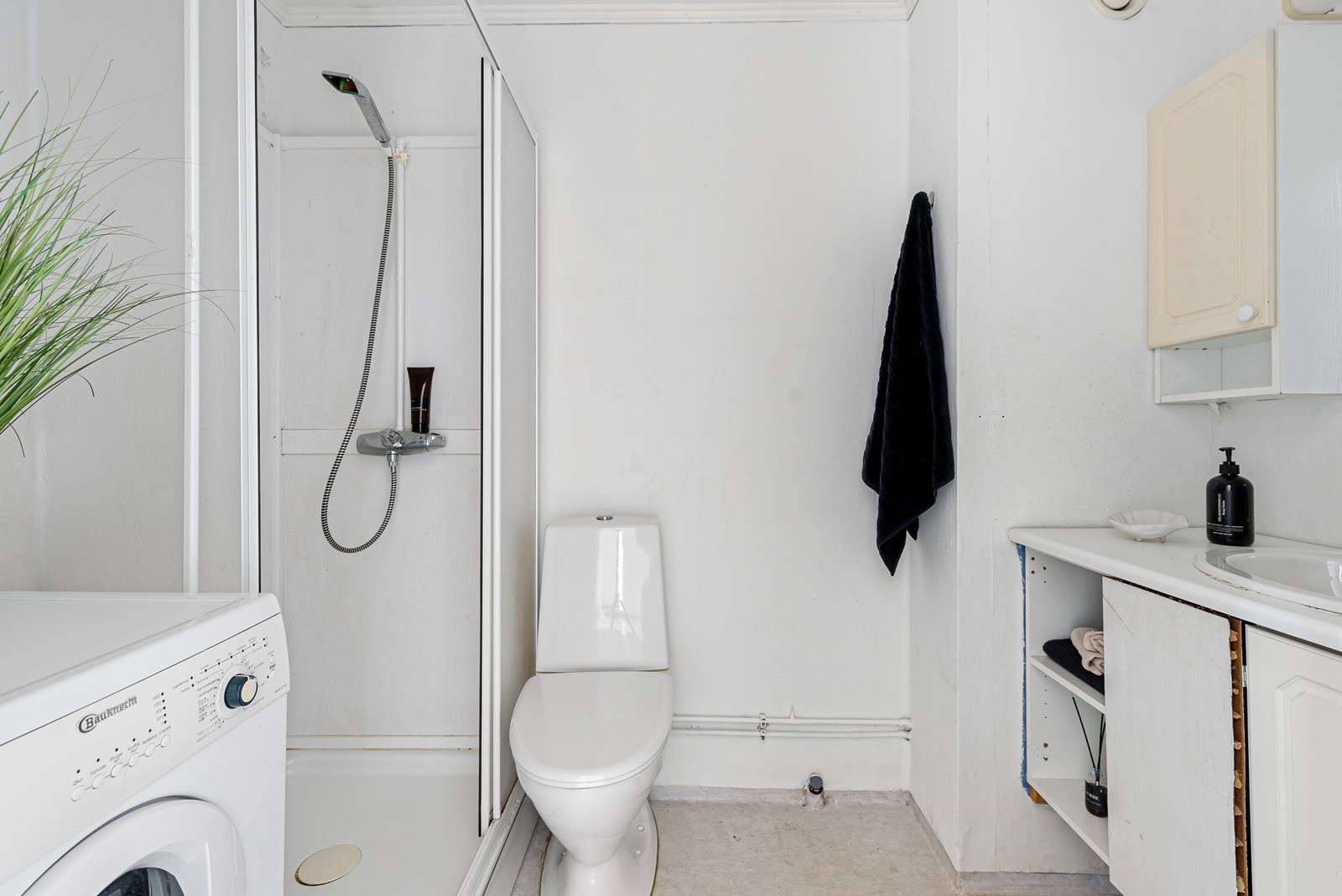 Fint fungerende bad med enkel og grei standard. Det er også opplegg for vaskemaskin på badet Galleribilde