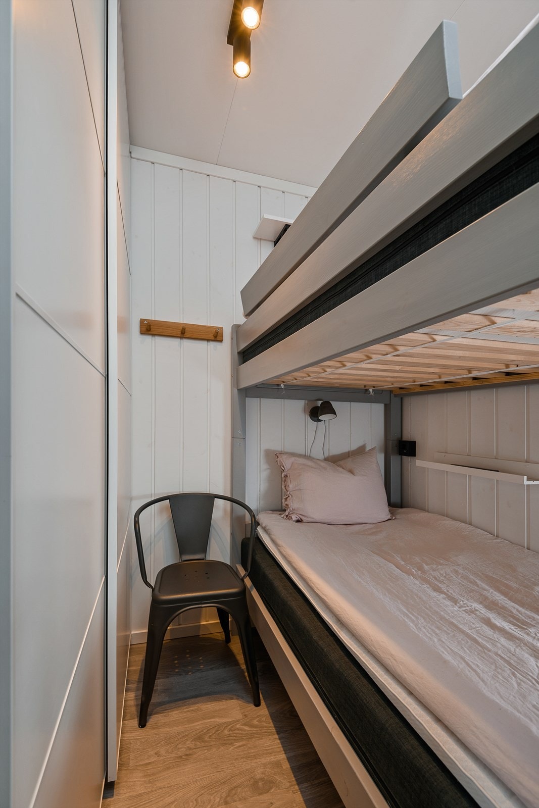 Sovealkoven er innredet med en køyeseng. Det er garderobeskap i sovealkoven. Galleribilde