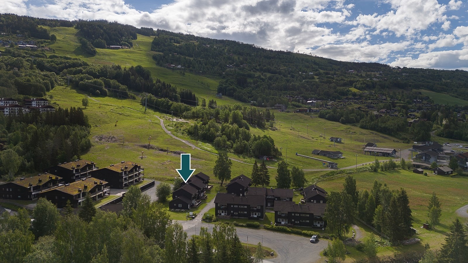 Leiligheten har en god og meget sentral beliggenhet rett ved alpinanlegget, med blant annet barnebakken rett utenfor døren. Galleribilde