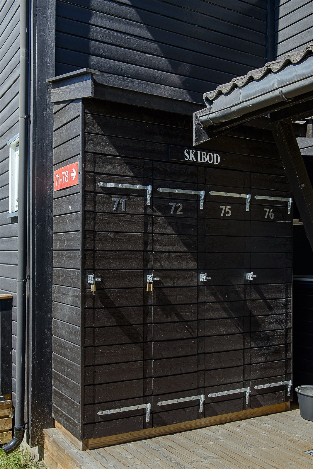 Leiligheten har felles bod i 1. etasje, felles vaskerom i 2. etasje og en egen skibod utenfor. Galleribilde