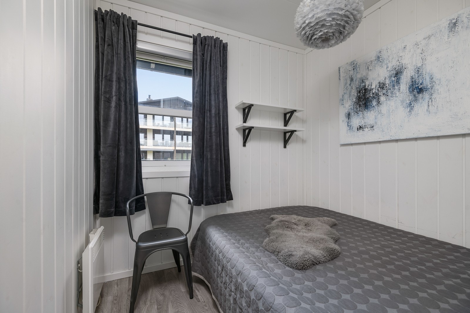 Leiligheten har ett soverom og en sovealkove. Soverommet har plass til dobbeltseng. Galleribilde