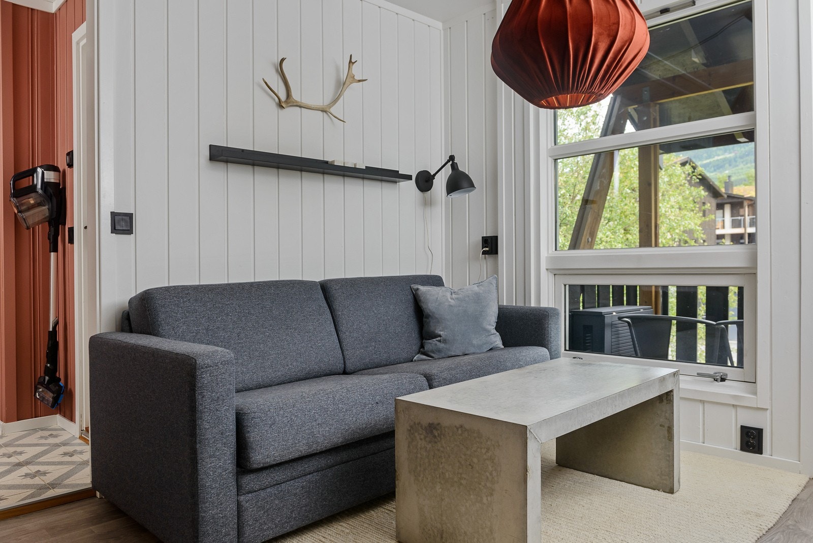 Fra stuen kan du ta deg direkte ut til en østvendt balkong med morgensol og utsikt mot alpinbakken. Galleribilde