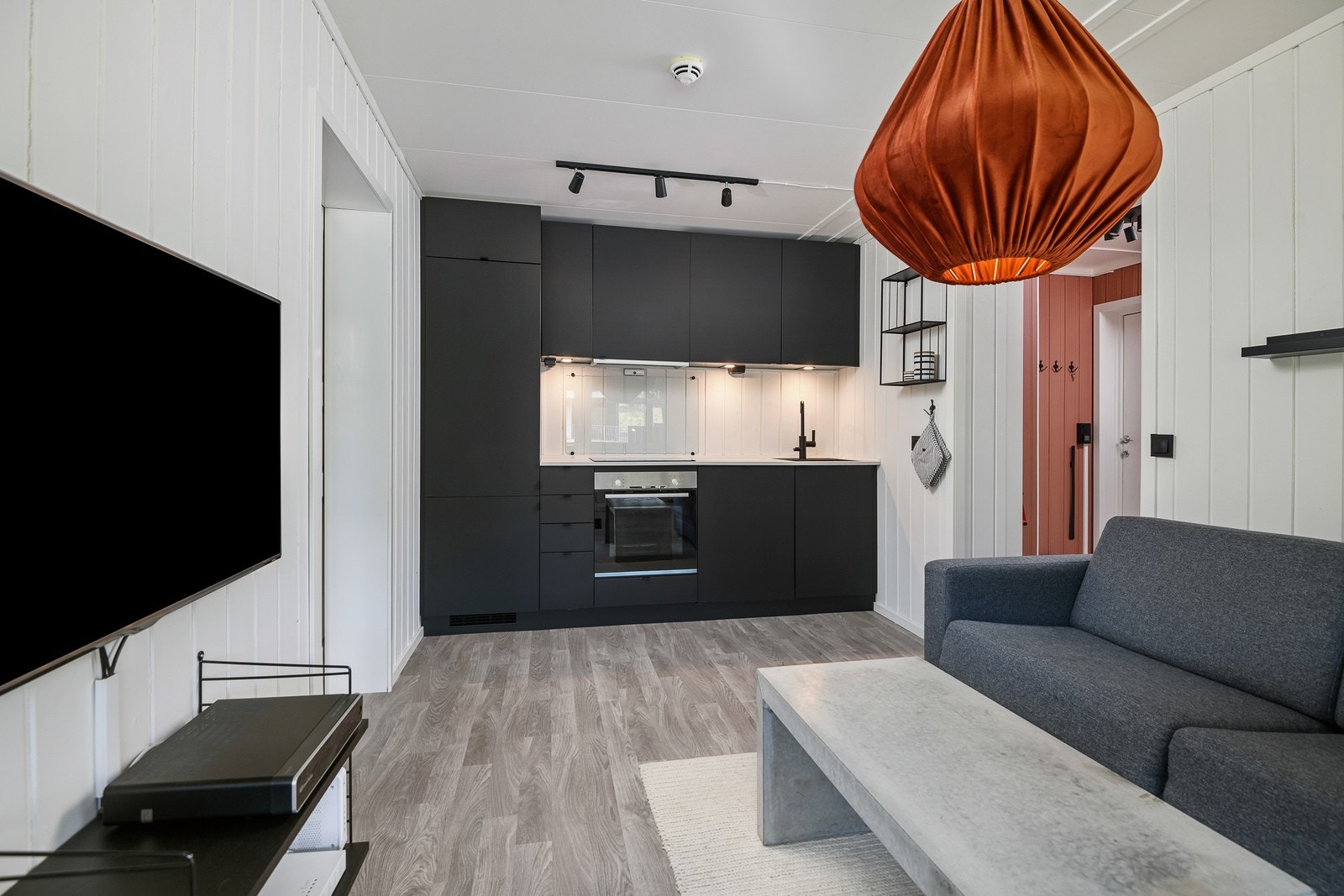 Stuen har malte veggflater og laminatgulv. Galleribilde