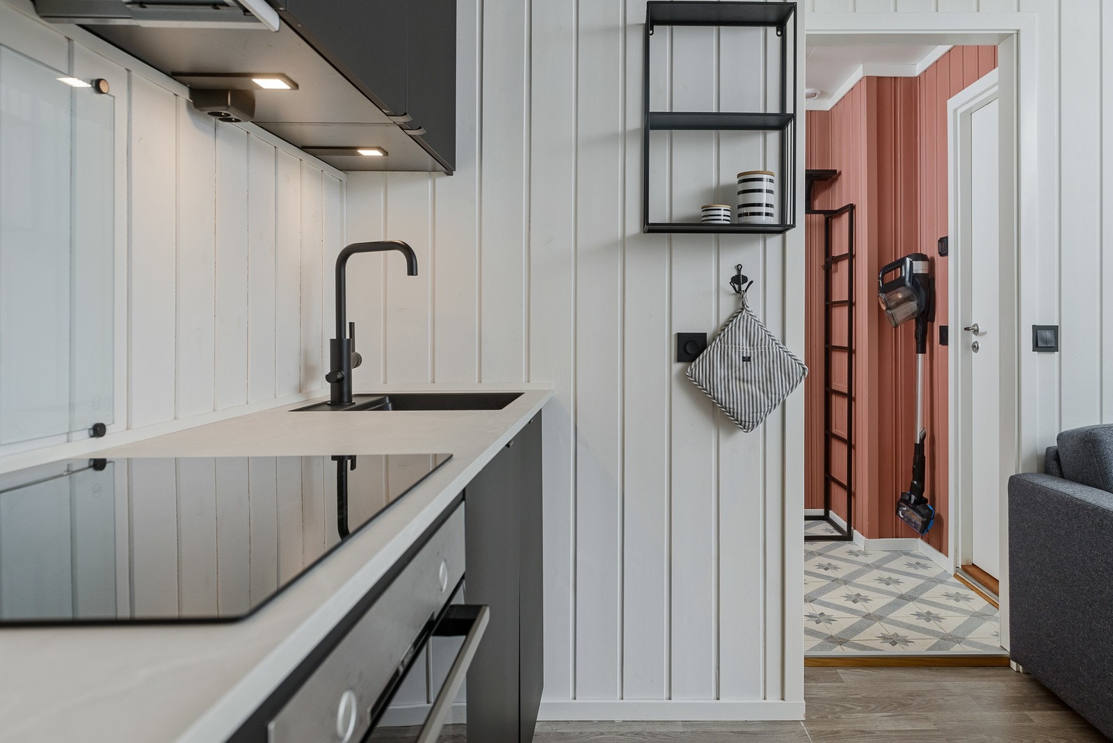 Innredningen har integrert komfyr, steketopp, kjøleskap, og oppvaskmaskin. Galleribilde