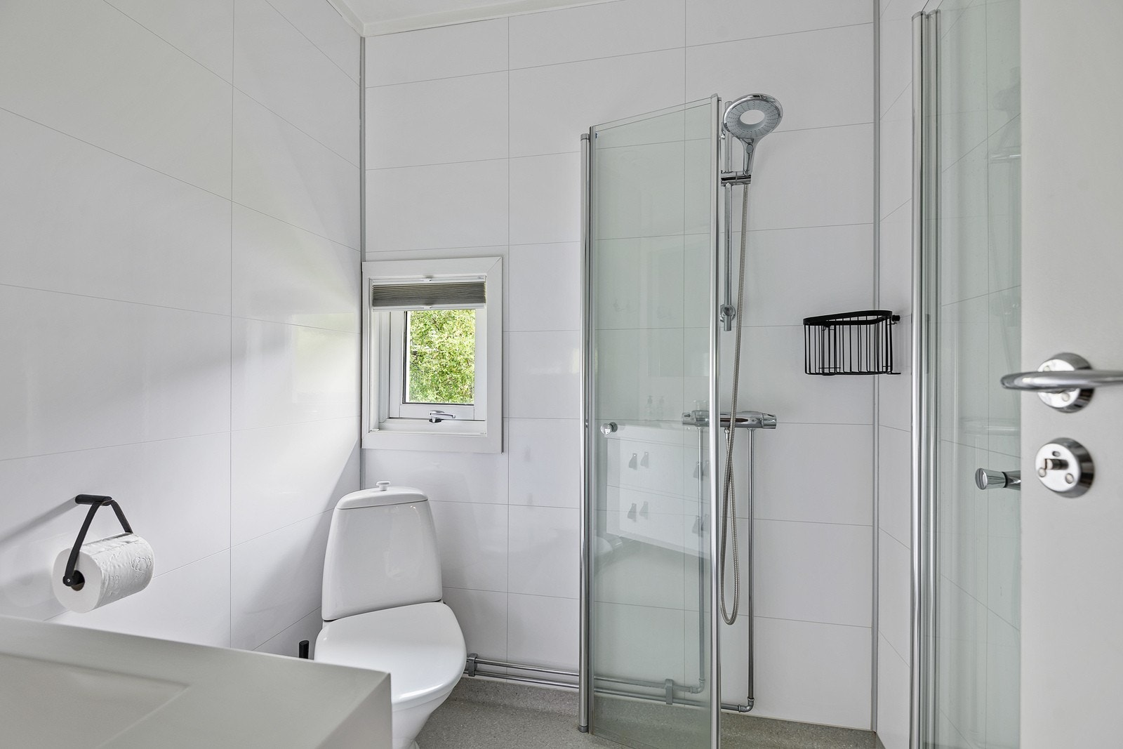 Leiligheten har ett bad, som ble pusset opp av tidligere eier. Badet har hvite baderomsplater på veggene og et nøytralt belegg på gulvet med varmekabler. Galleribilde