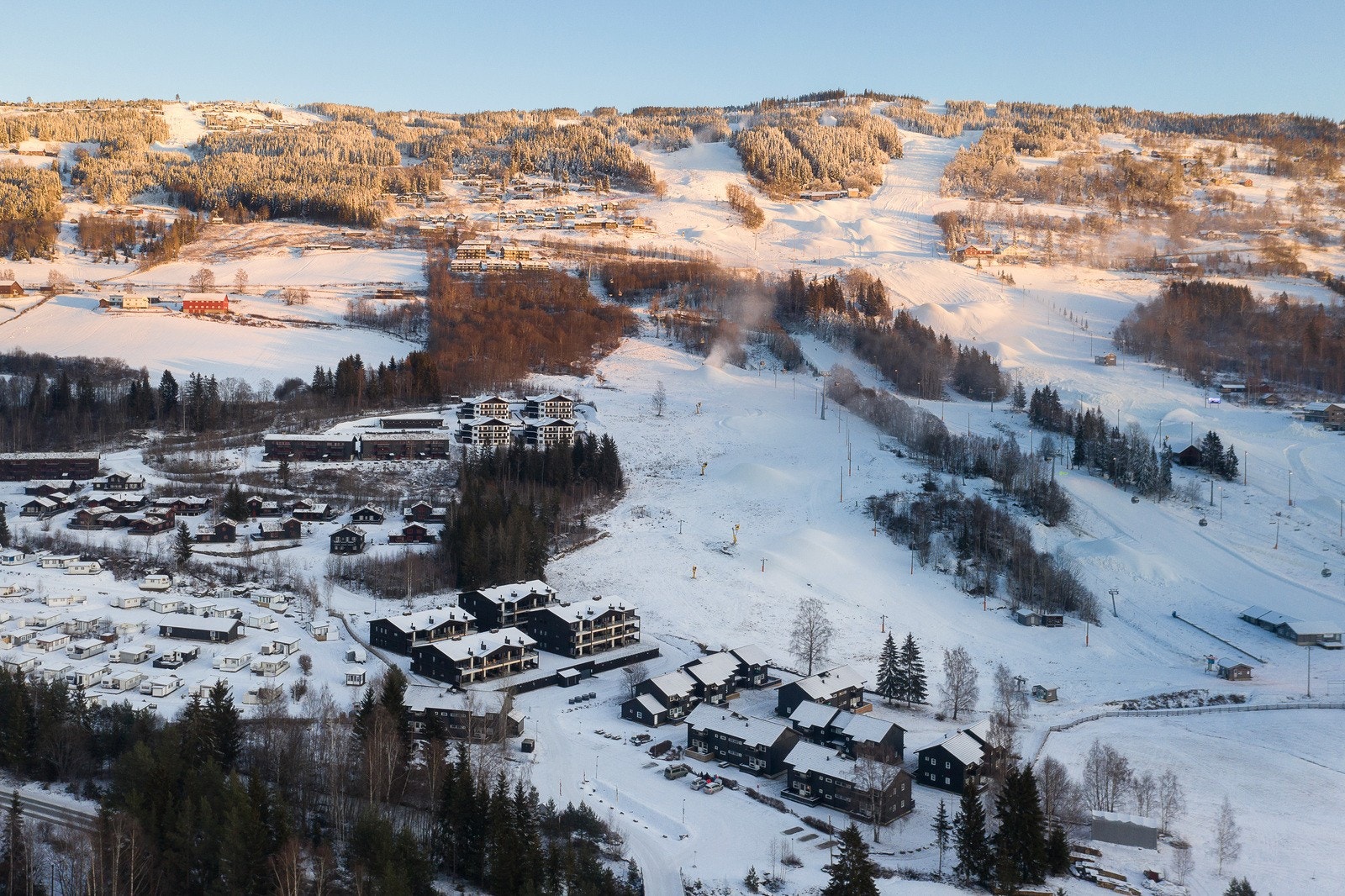 Fra alpinlandsbyen er det kort avstand til gondolen, som tar deg opp til Skavlen/Mosetertoppen og 360-heisen. Dette gjør det enkelt for langrennsentusiasten å komme seg opp og ned fra fjellet uten å måtte bruke bilen. Galleribilde