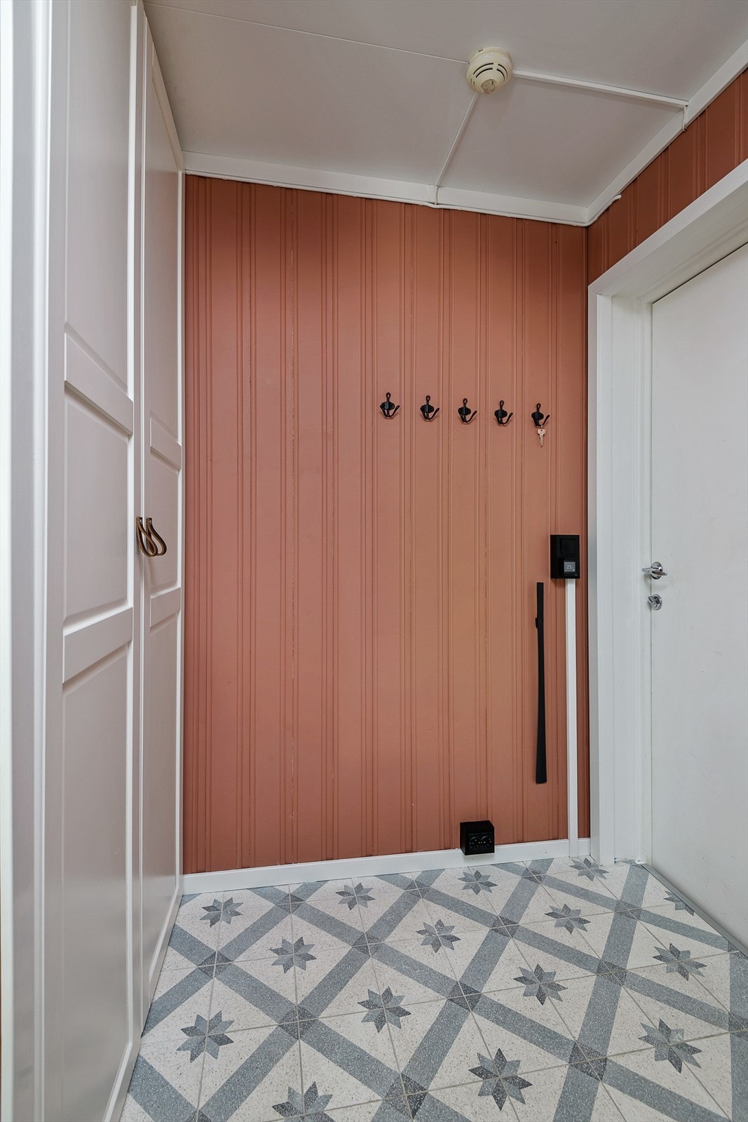 Entréen har garderobeskap hvor du kan henge fra deg yttertøyet. Det er også varmekabler i gulv. Galleribilde