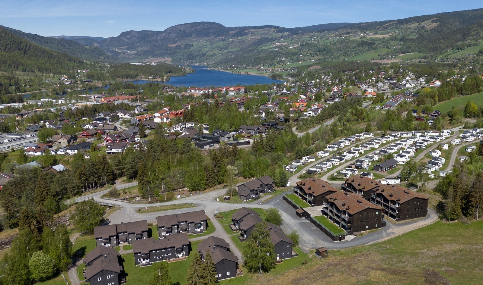 Parkering på felles parkeringsplass for sameiet rett ved bygget. Galleribilde