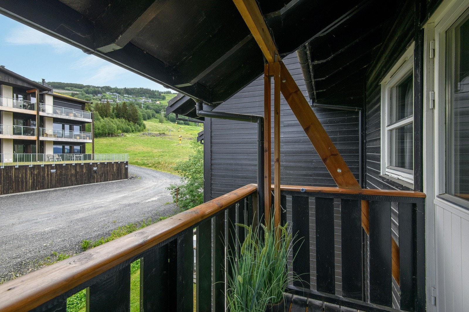 Østvendt balkong med morgensol og utsikt mot alpinbakken. Galleribilde