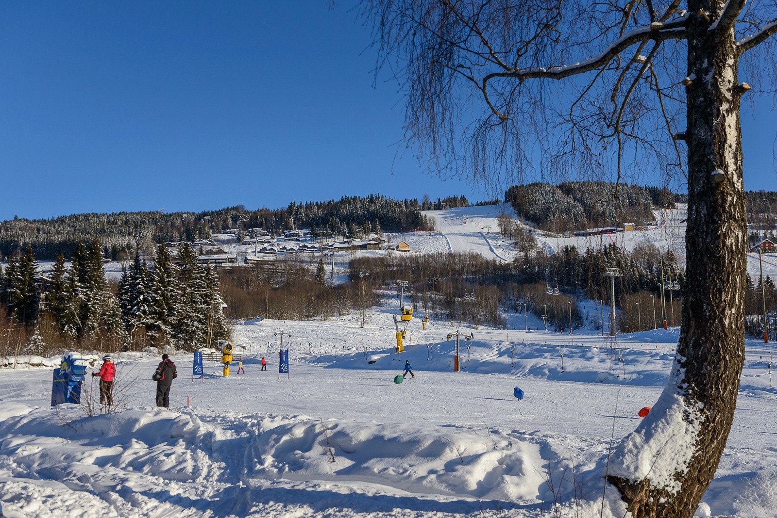 Rett ved siden av Hafjell Alpinlandsby ligger en av Hafjells barnebakker. Galleribilde