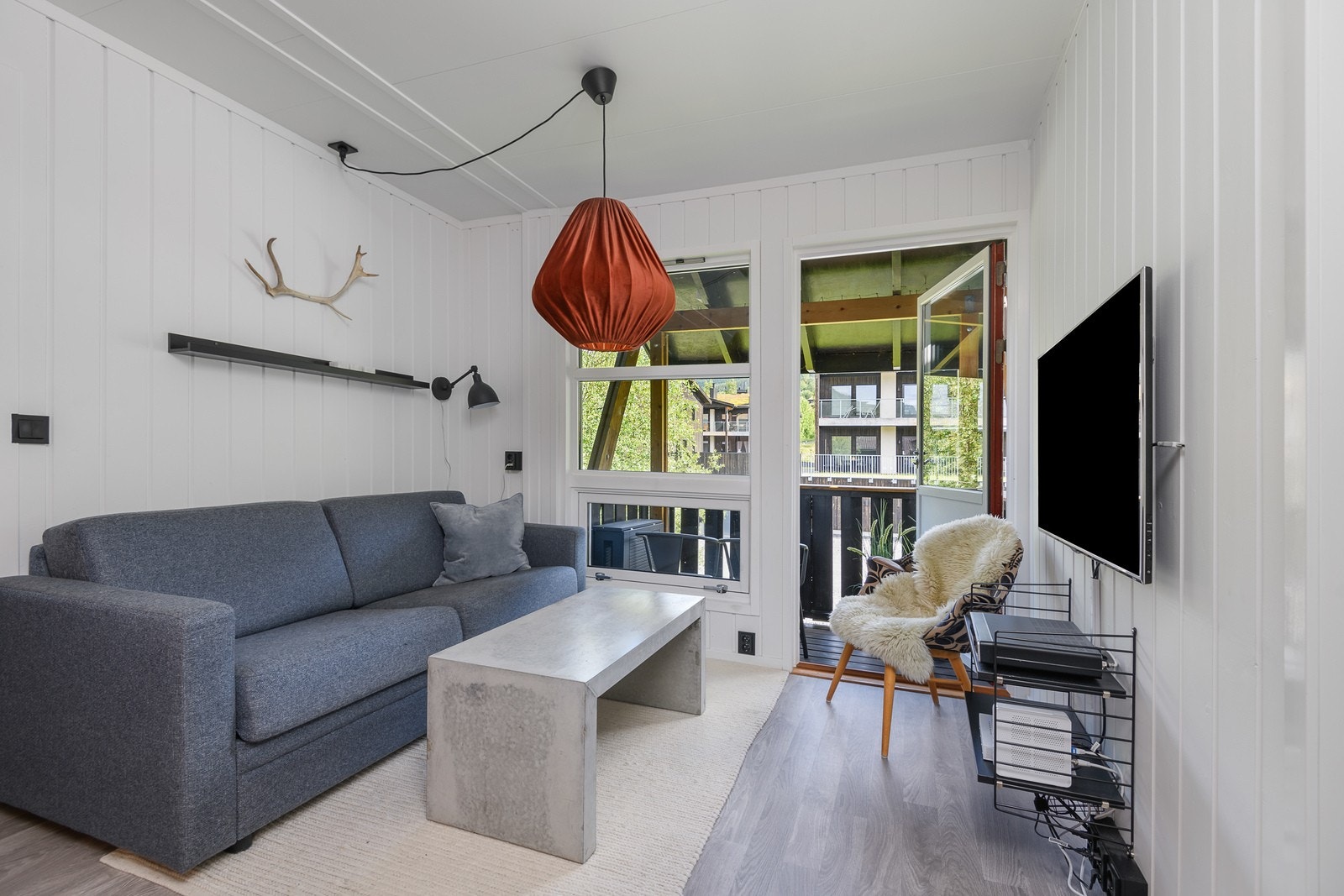 Leiligheten har en smart planløsning med åpen kjøkken-, spisestue- og stueløsning. Galleribilde