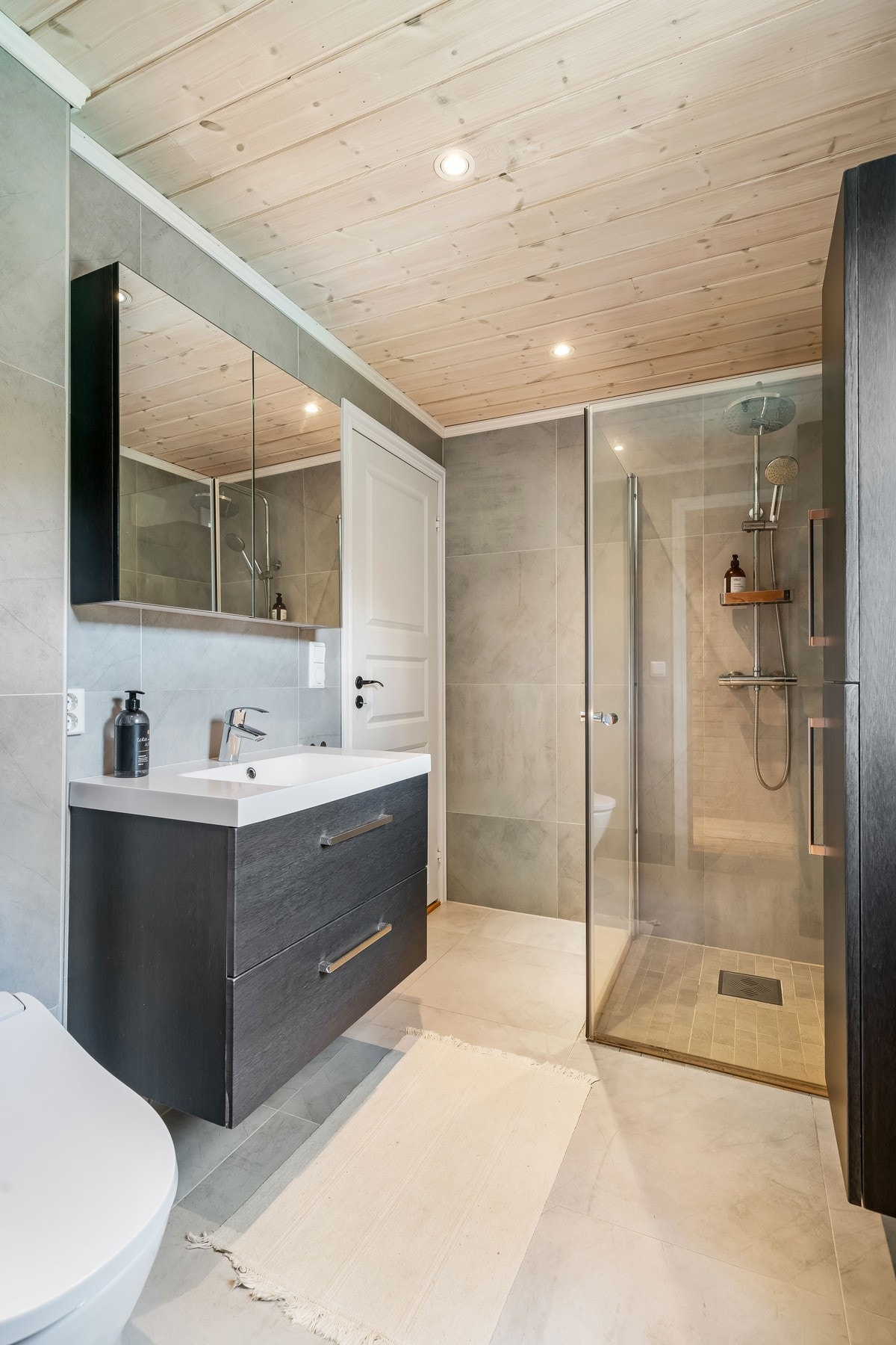 Bad ved soverommene i 1. etasje. Baderommet er utstyrt med dusjhjørne med innfellbare glassvegger, to-greps blandebatteri, takdusj og hånddusj. Galleribilde