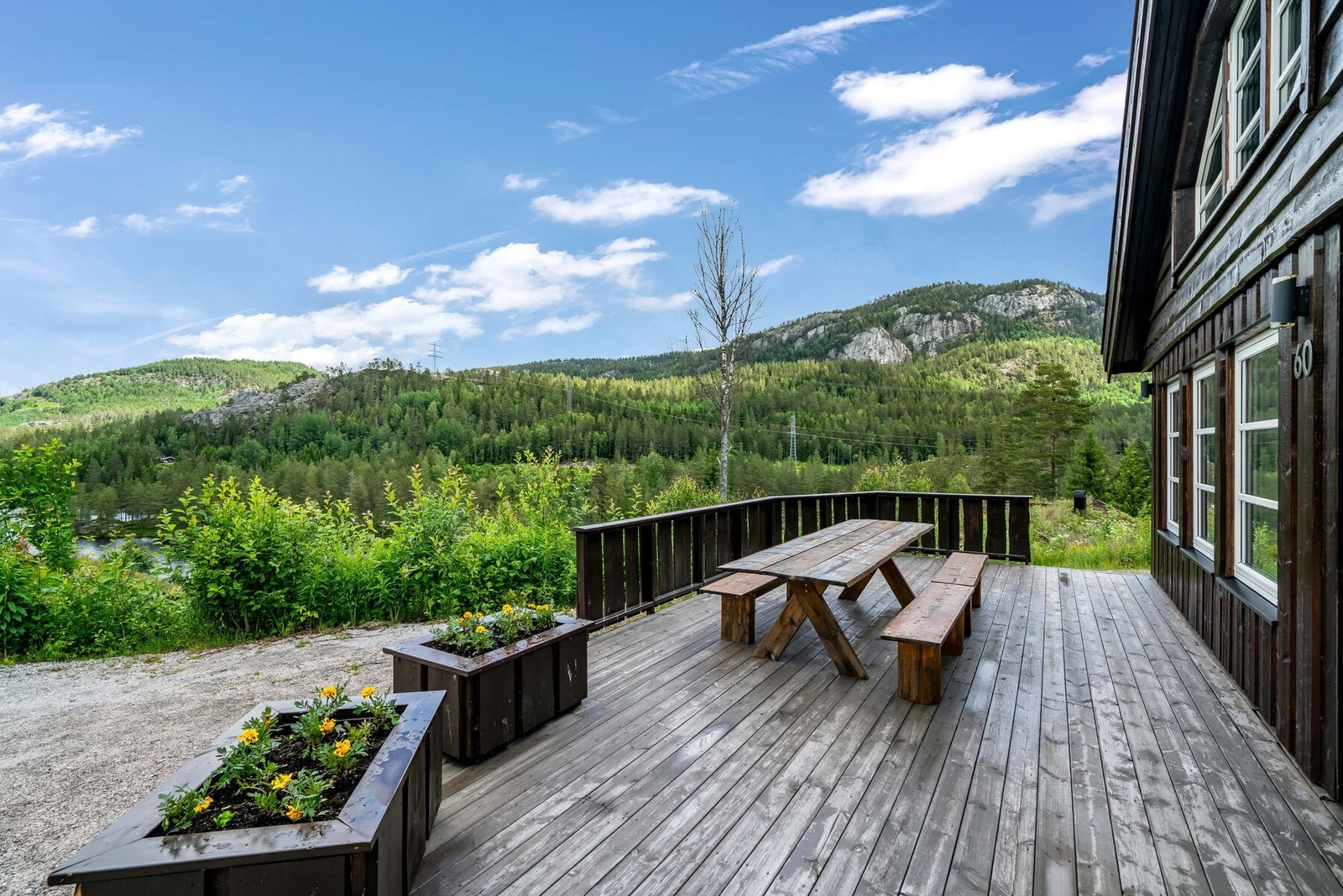 Utenfor stuen er det en nordvendt terrasse på ca. 42 kvm med to solide plantekasser, ett langbord, benk og flott utsikt. Galleribilde