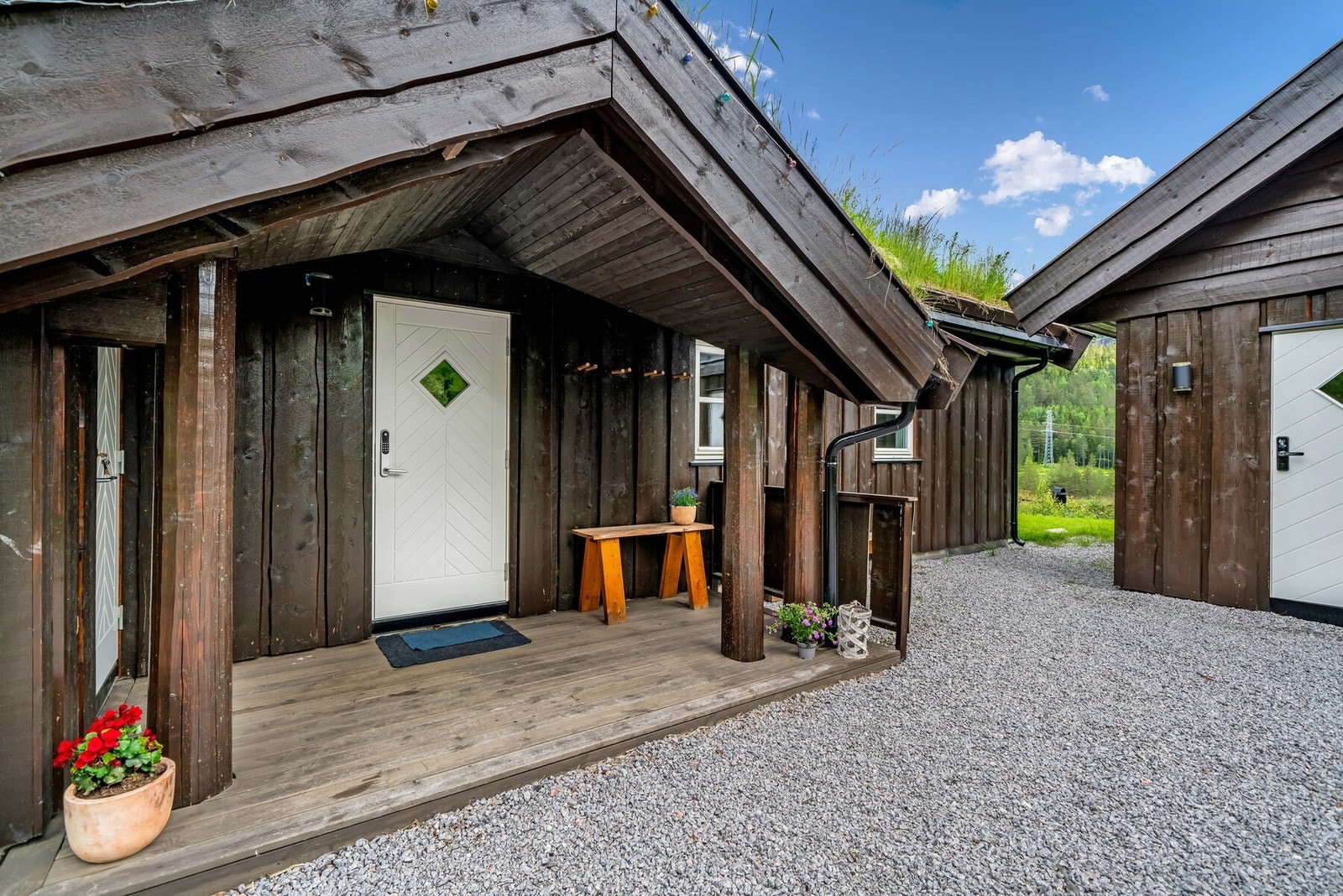 Praktisk overbygd inngangsparti med plass til utemøbler. Inngang til sportsbod. Galleribilde