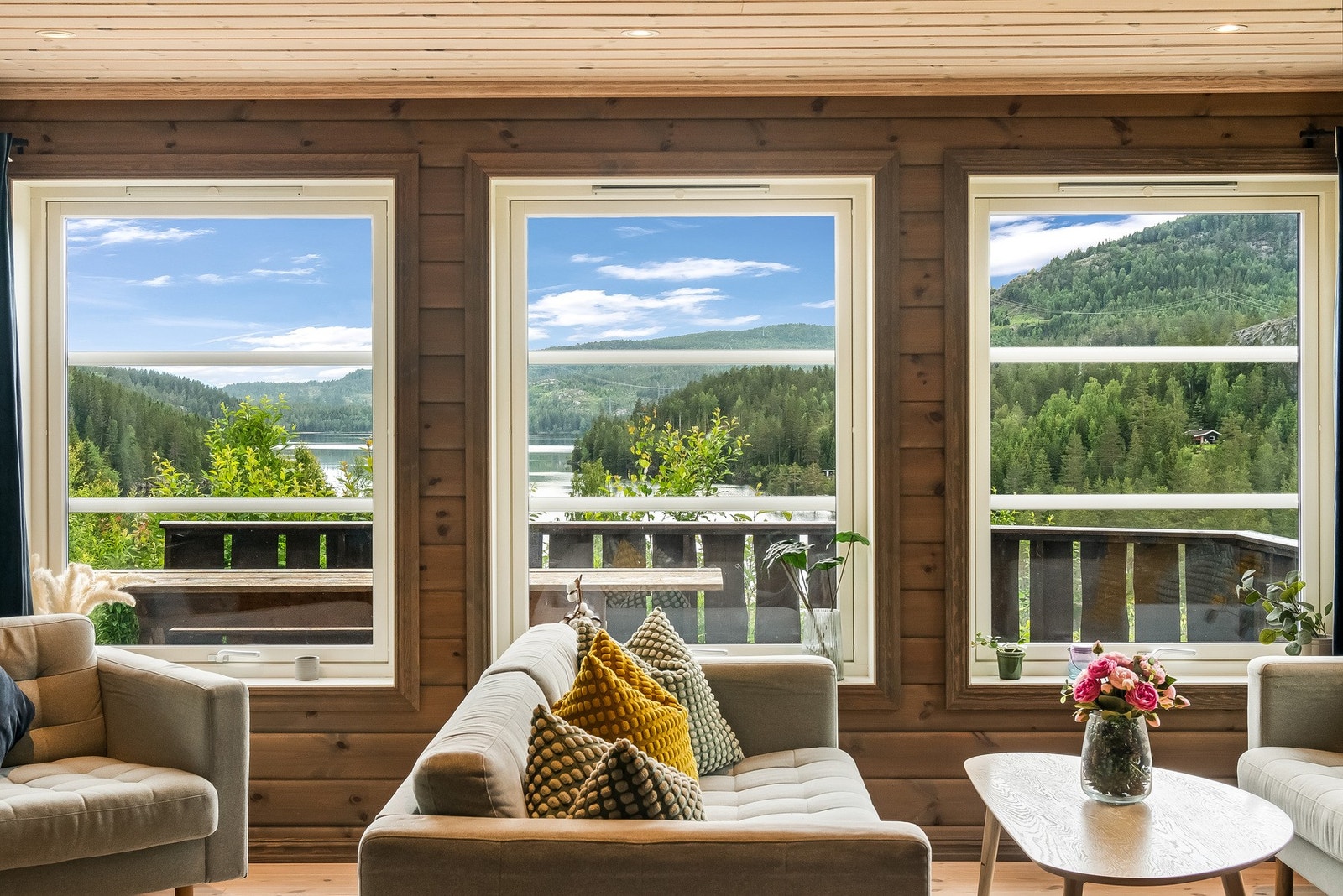 Utsikt mot nord og utover Reskjemvatnet. Galleribilde