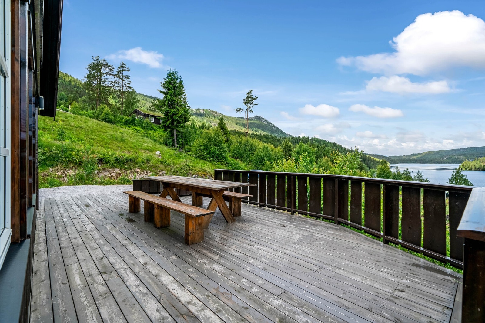 Det er montert utelys og stikkontakt ved terrassen. Galleribilde