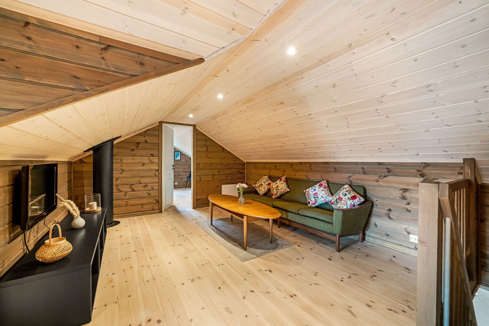 I tillegg inneholder hytta en praktisk hems med hele fem bruksrom. I dag har rommene blitt benyttet som soverom og loftstue. Galleribilde