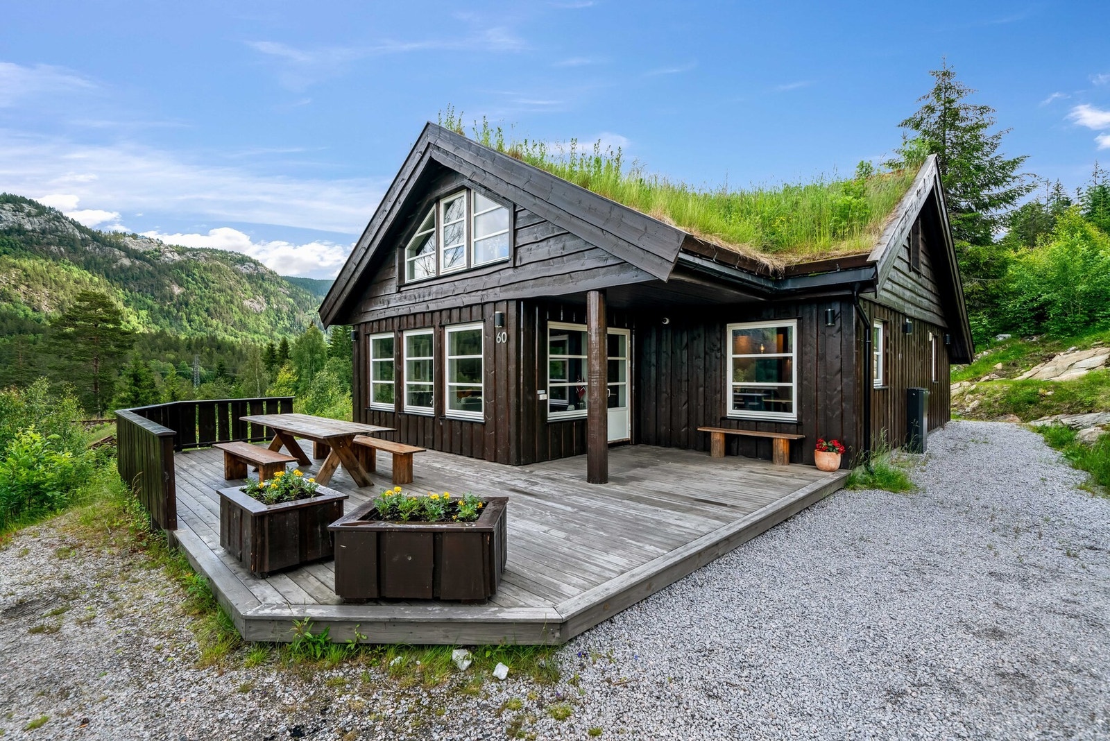 Frida Henriksveen v/Lokalmegleren Partners har gleden av å presentere Nystulvegen 60! Galleribilde