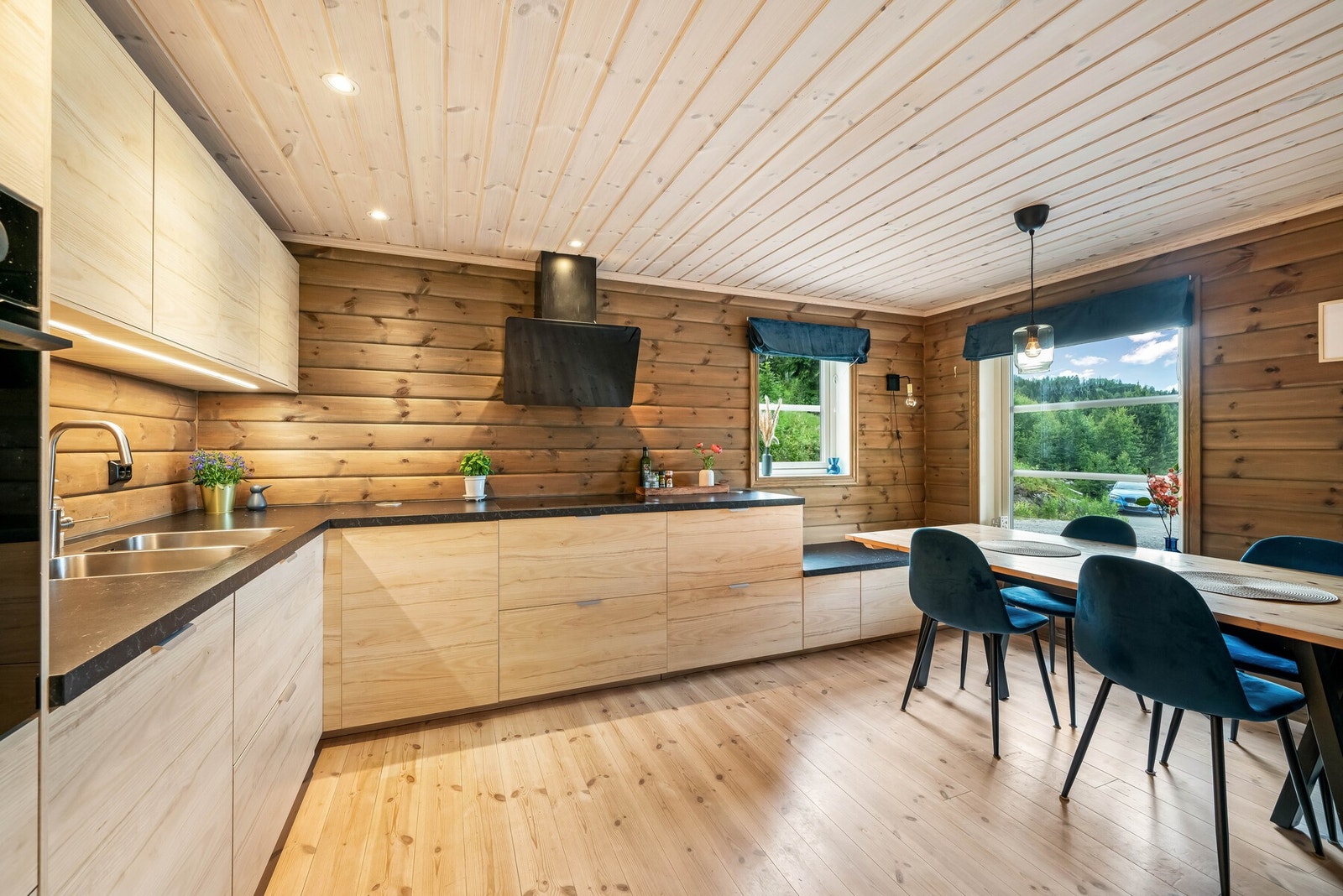 Stort og delikat kjøkken fra 2019 med innredning i merket IKEA. Galleribilde