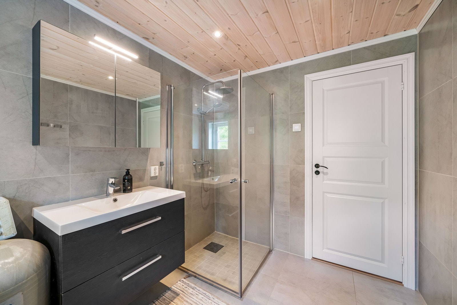 Bad ved inngangsparti i 1. etasje. Hytta inneholder to baderom, begge i god størrelse. Begge baderommene er flislagte og har varmekabler. Galleribilde