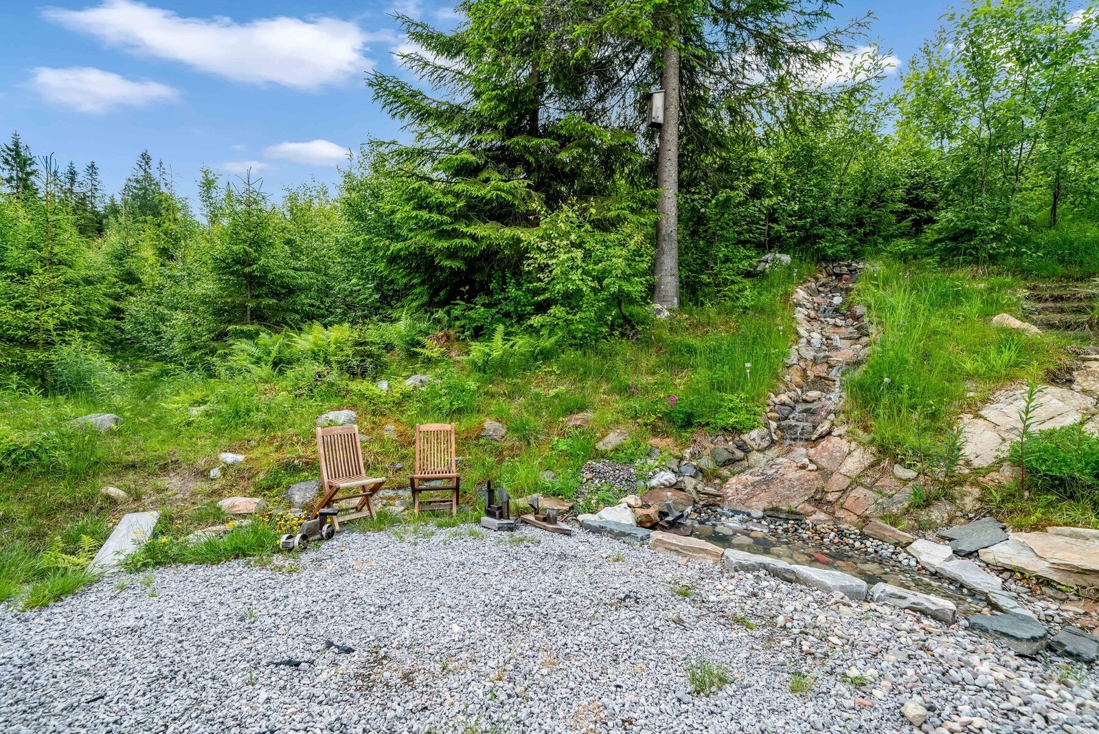 Det er opparbeidet en koselig bekk. Her kan man sitte og høre på sildringen fra bekkefallet. Galleribilde