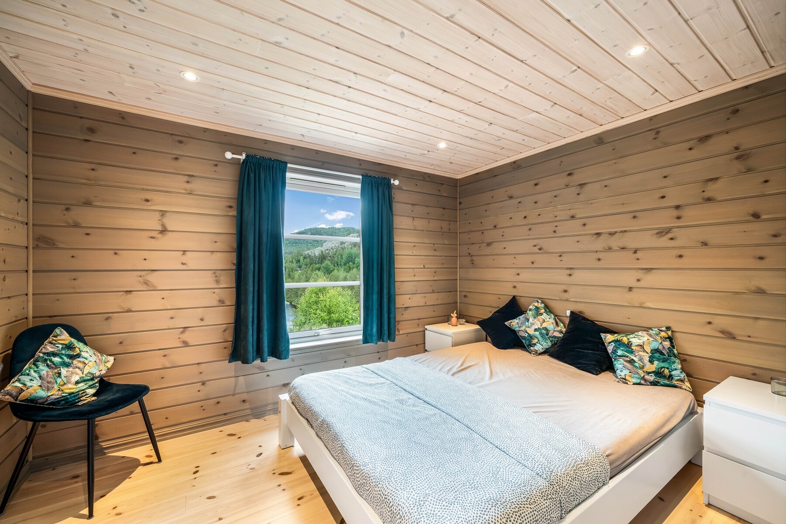 Hytta har tre soverom i 1. etasje. Soverom 1 er romslig med god plass til både dobbeltseng og garderobeløsning. Galleribilde