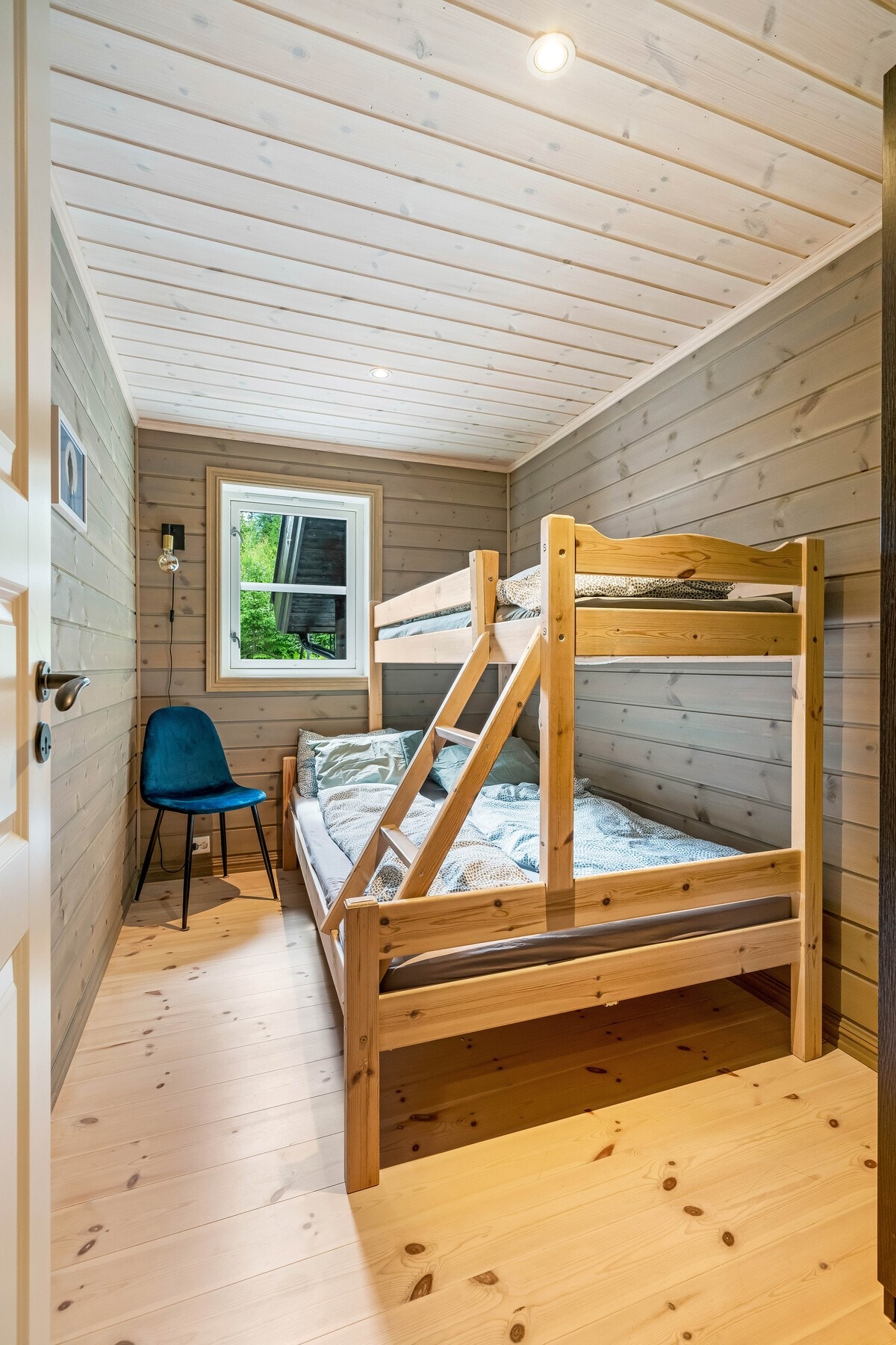 Soverom 2 med garderobeskap. Galleribilde