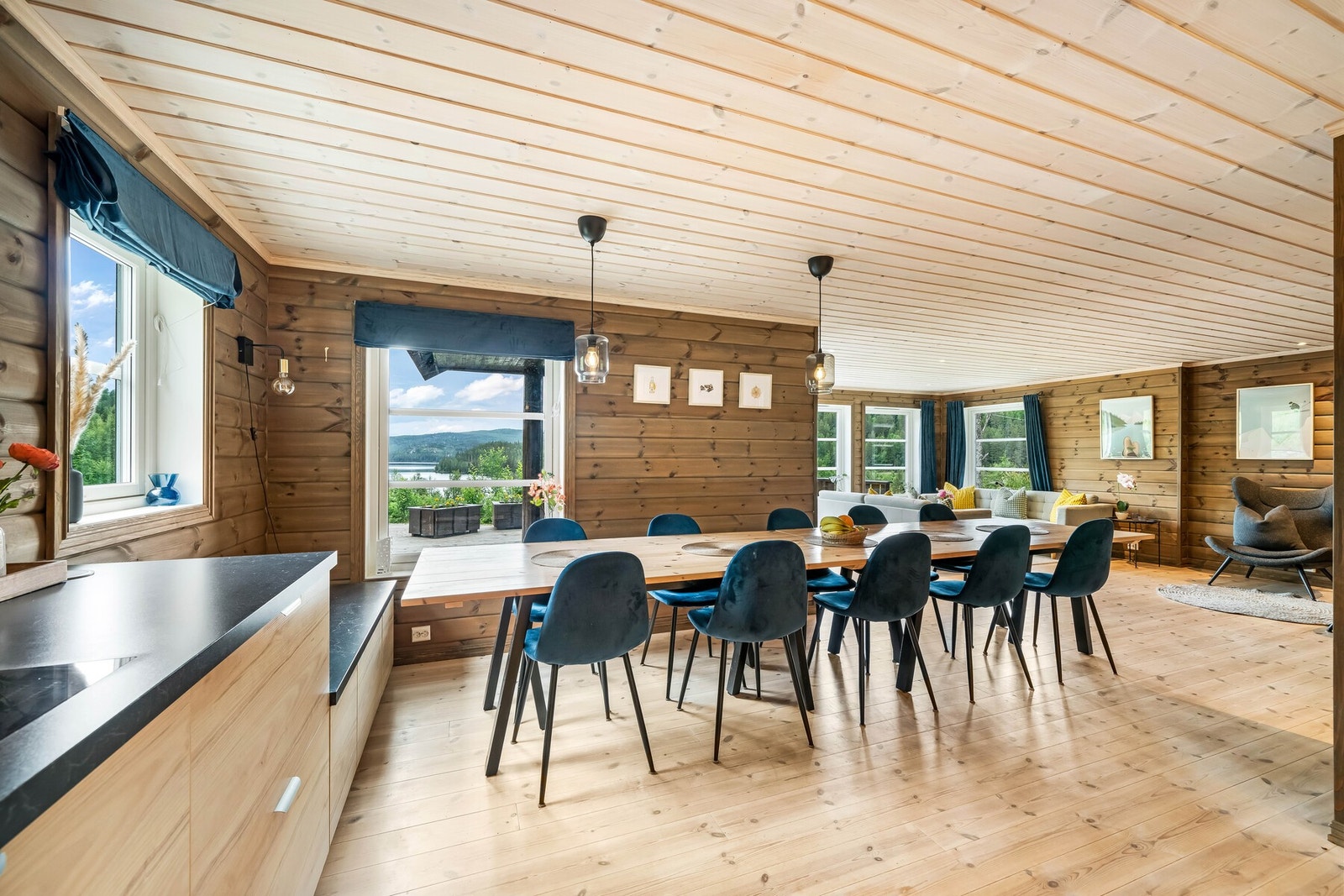 Det er gode møbleringsmuligheter til både stort spisemøblement, salong og lesekrok. Galleribilde