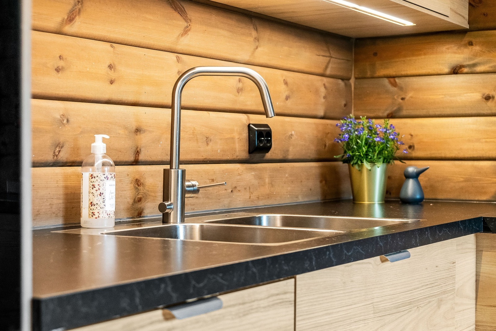 Kjøkkenkroken er belyst med downlights og enkelte taklampepunkt. Galleribilde