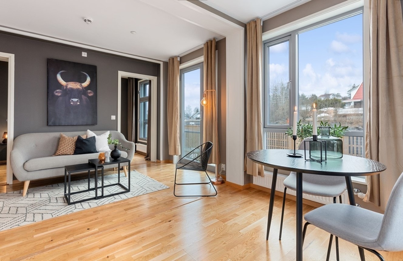 Plass til både sofa- og spisegruppe i stue. Galleribilde