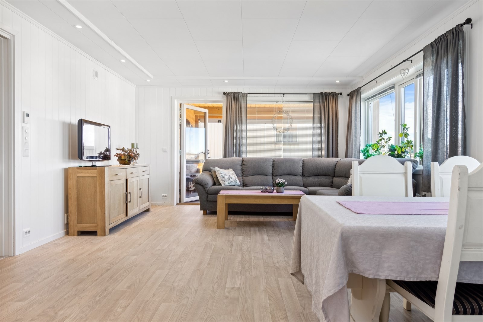 StuerStuen er av god størrelse med utgang til balkong. Galleribilde