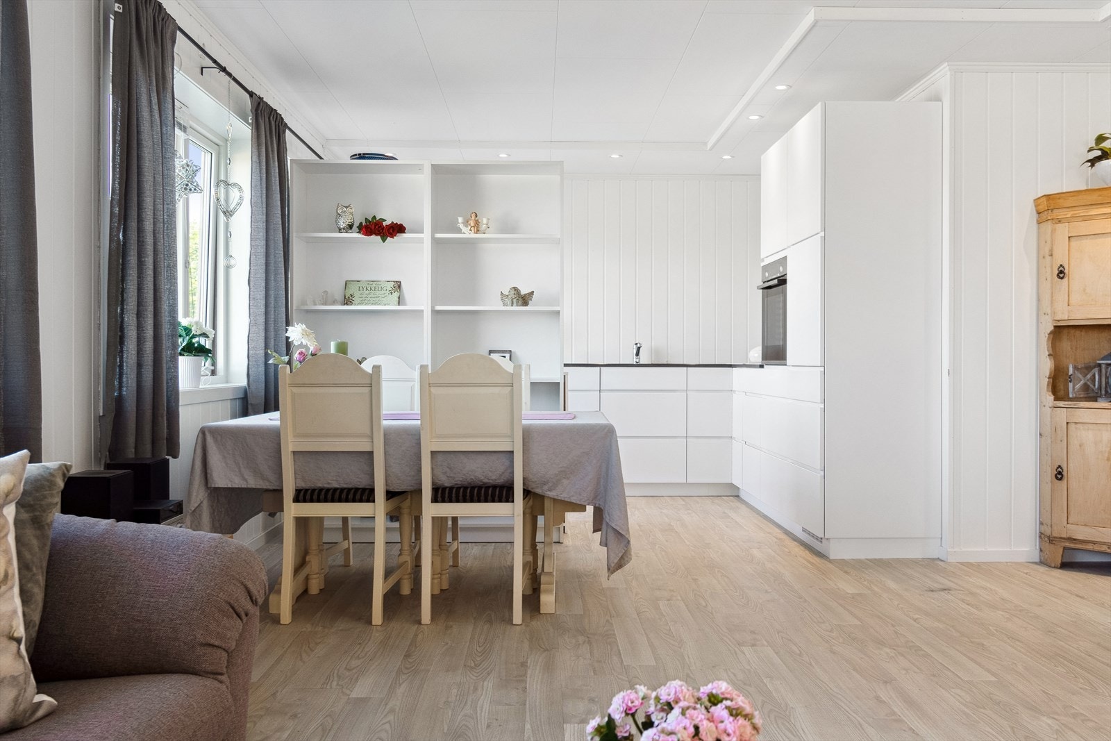 Godt med plass til både sittegruppe og spisebord. Galleribilde