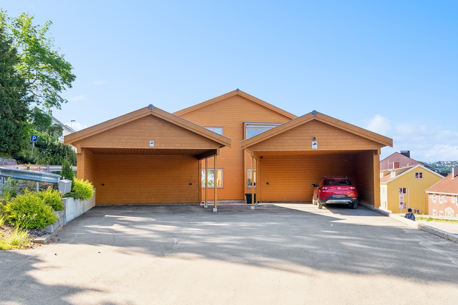 Hver leilighet disponerer hver sin carport med bod i bakkant. Galleribilde