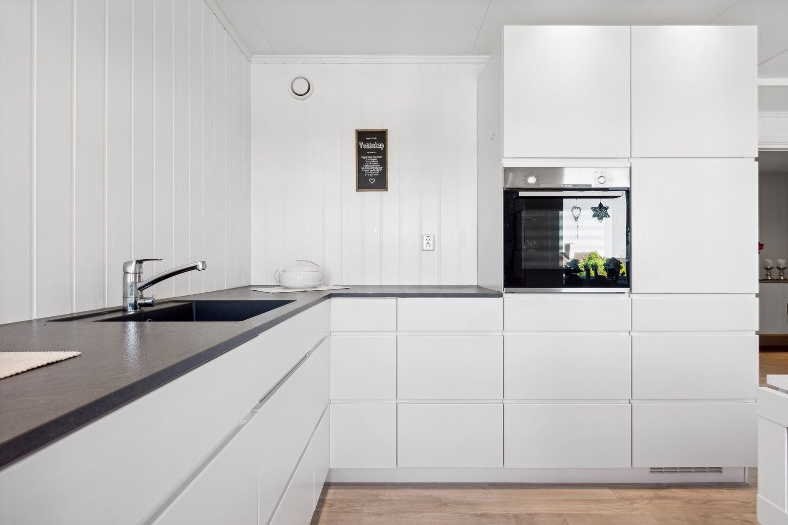 Kjøkkenet har integrerte hvitevarer og holder en god standard. Galleribilde