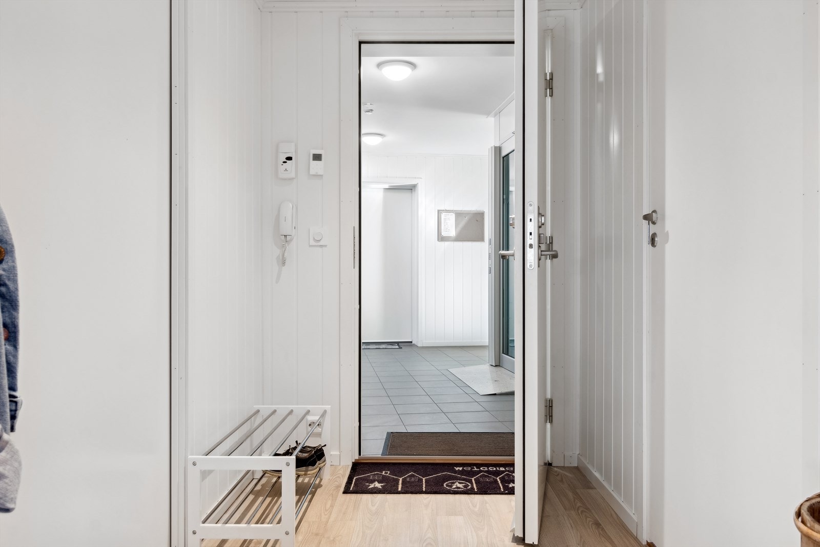 Kort avstand fra ytterdør til parkering i carport. Galleribilde