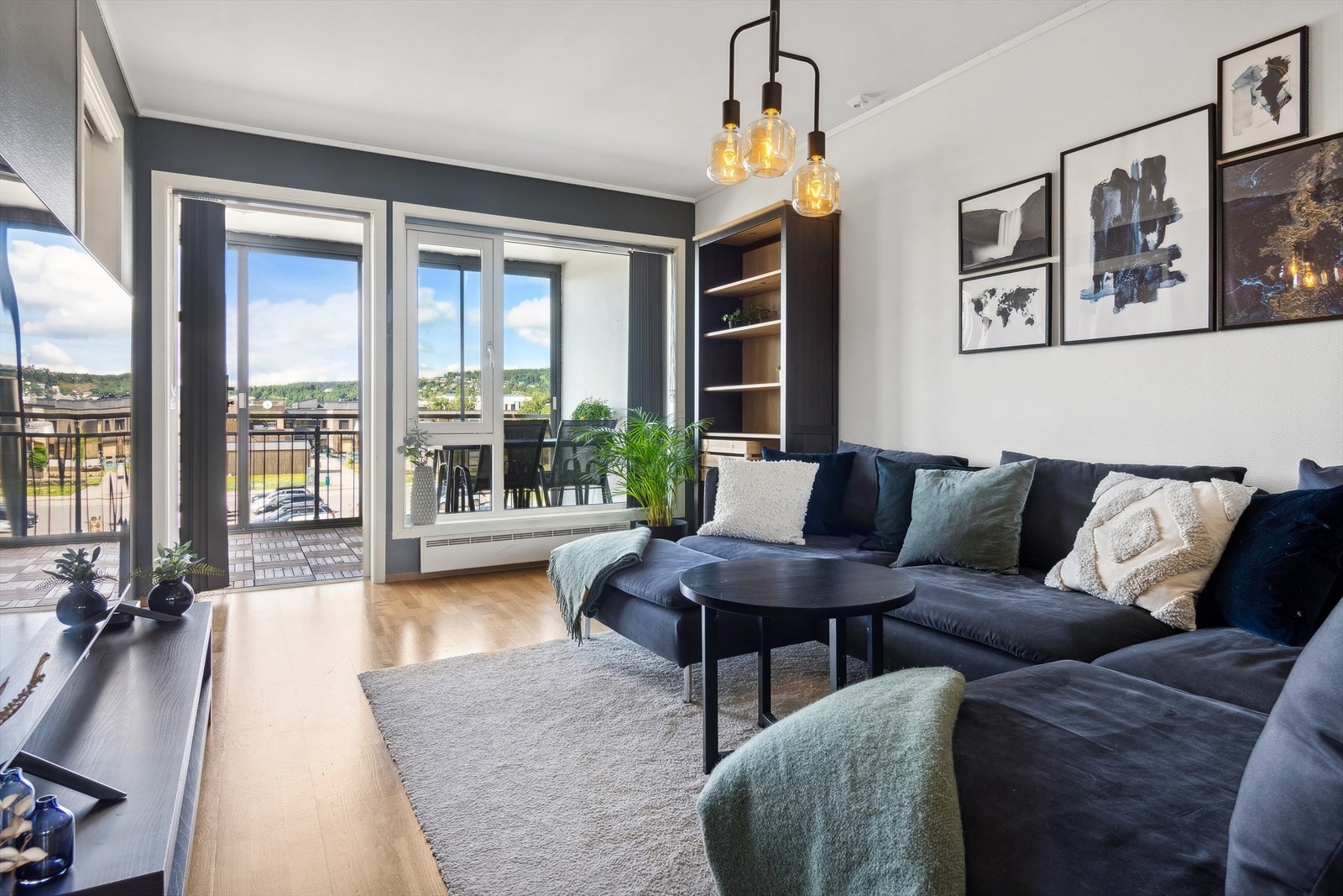 Fra stue har man tilkomst til en stor veranda. Galleribilde