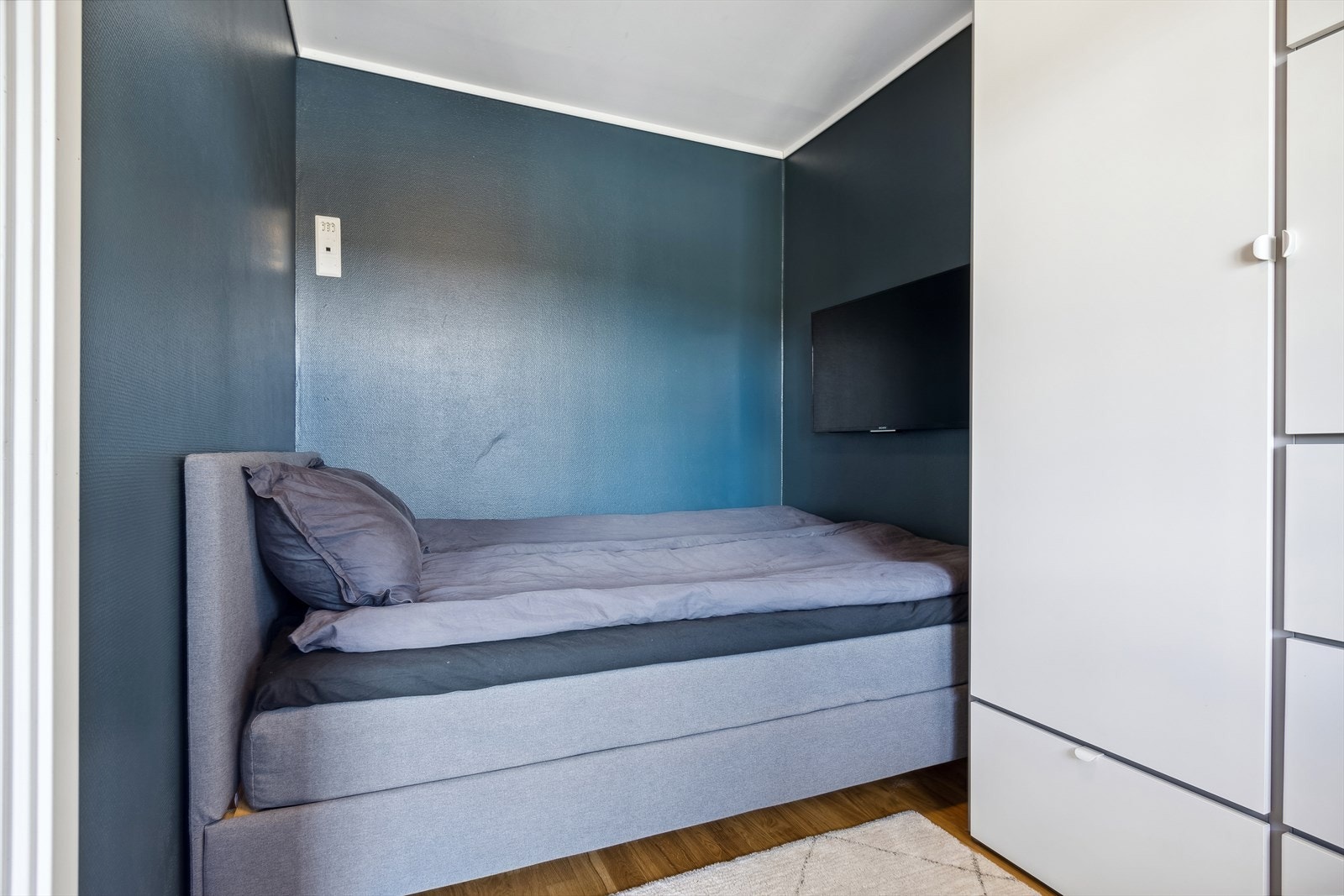 Romslig soverom med godt med skapplass. Galleribilde