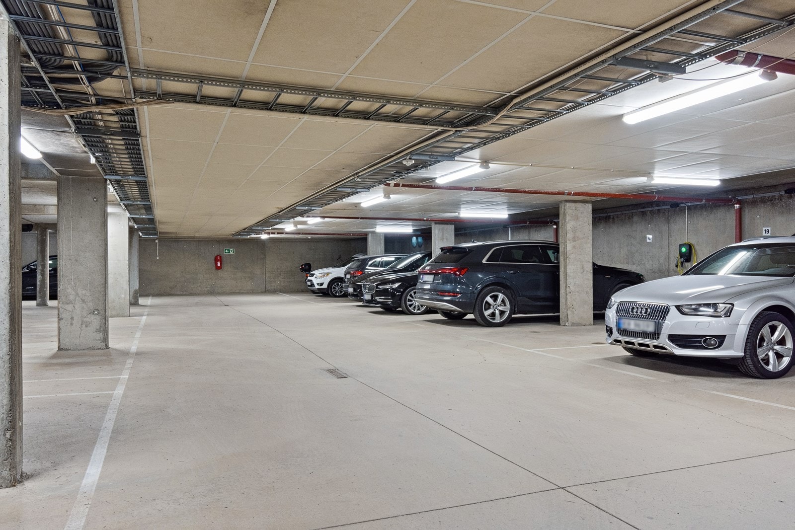 Boligen disponerer egen parkeringsplass i kjeller med elbil-lader Galleribilde