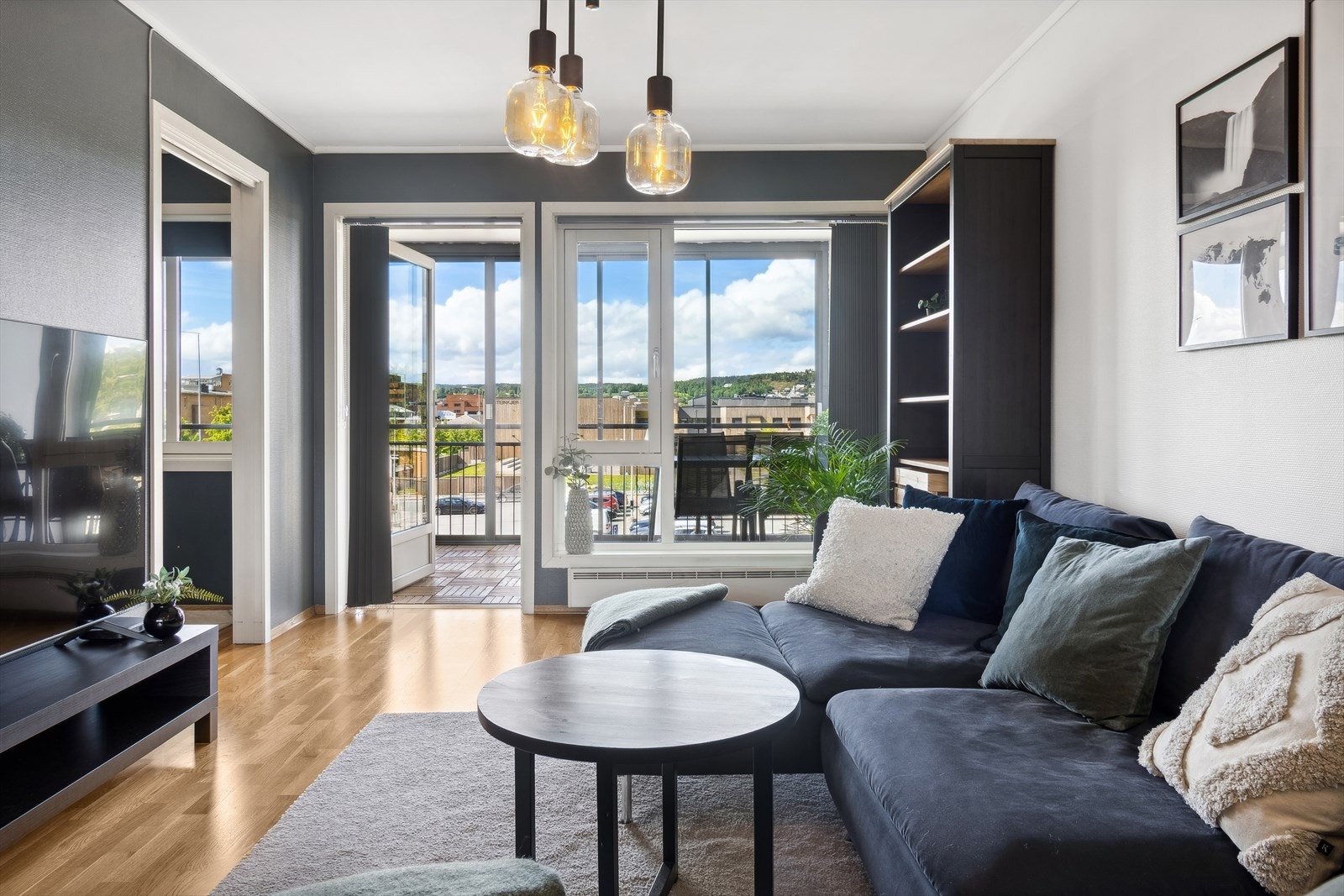 Romslig stue med store vindusflater som gir godt med lysinnslipp til hele boligen. Galleribilde