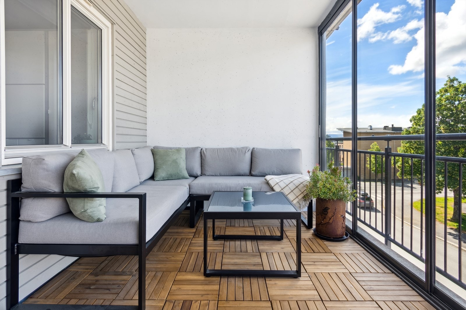 Stor og innbydende veranda med ettermiddagssol. Galleribilde