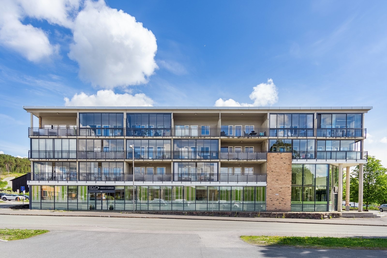 Byggets fasade, leiligheten ligger i 3.etasje. Galleribilde
