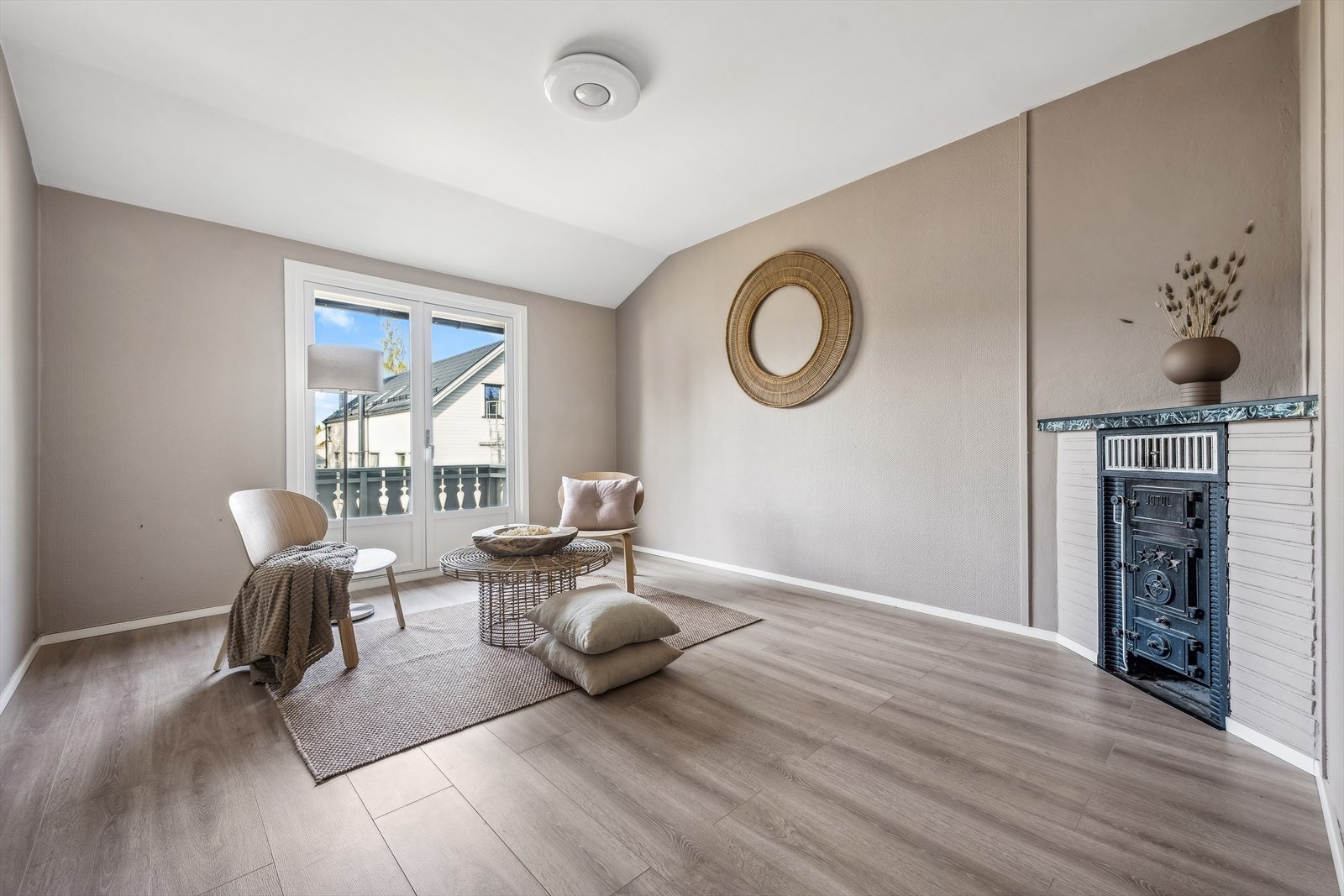 Stue med utgang til balkong i andre etasje Galleribilde