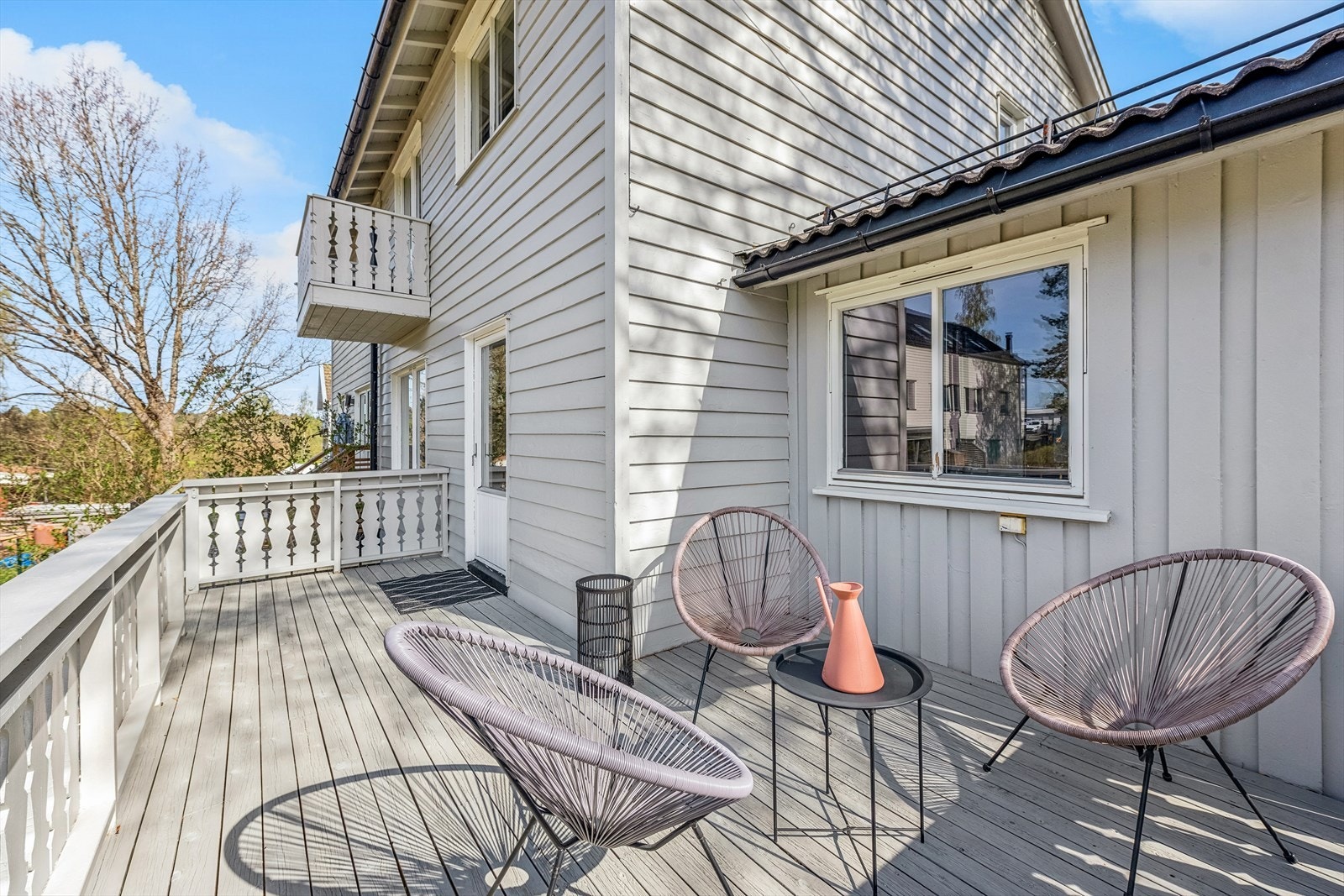 Terrasse med adkomst fra stuen og hage Galleribilde