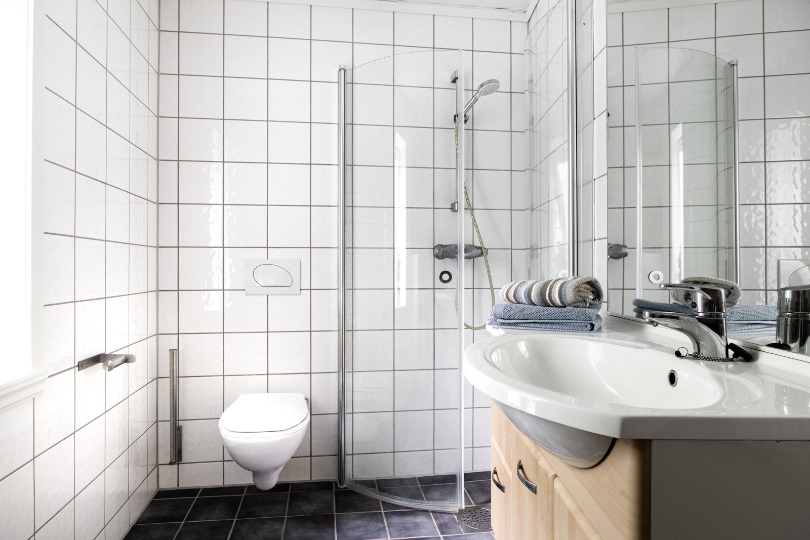 Helfliset baderom med gulvvarme og opplegg for vaskemaskin. Galleribilde