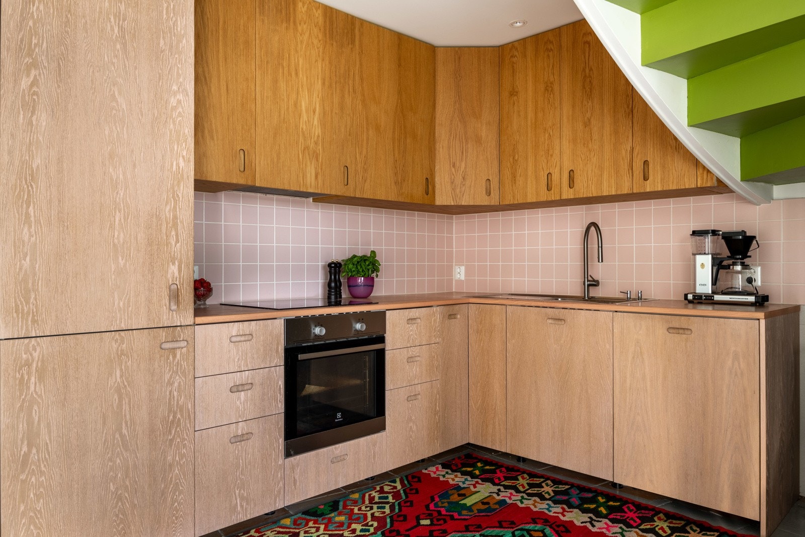 Kjøkkeninnredning fra 2020, stekeovn og platetopp fra 2015. Oppvaskmaskin fra 2024. Galleribilde