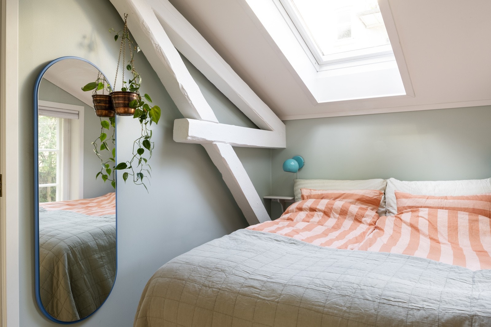 2. etasje består av gang, bad og to soverom. Galleribilde