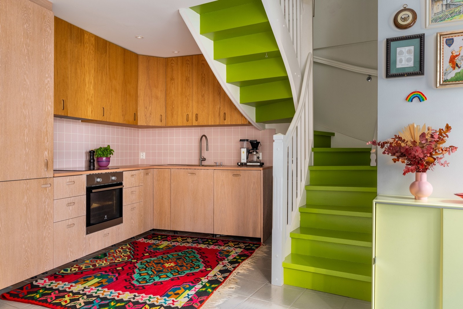 Innredning med slette finerte fronter og benkeplate i treverk. Galleribilde