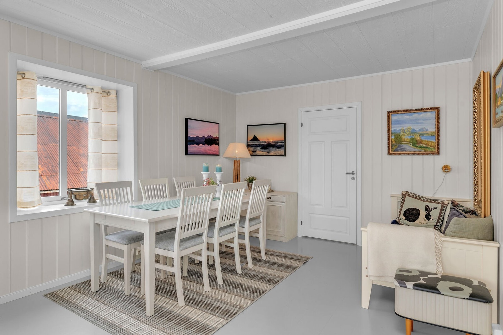 Stuen er utført i tidløse farger og overflater og gir et moderne preg Galleribilde