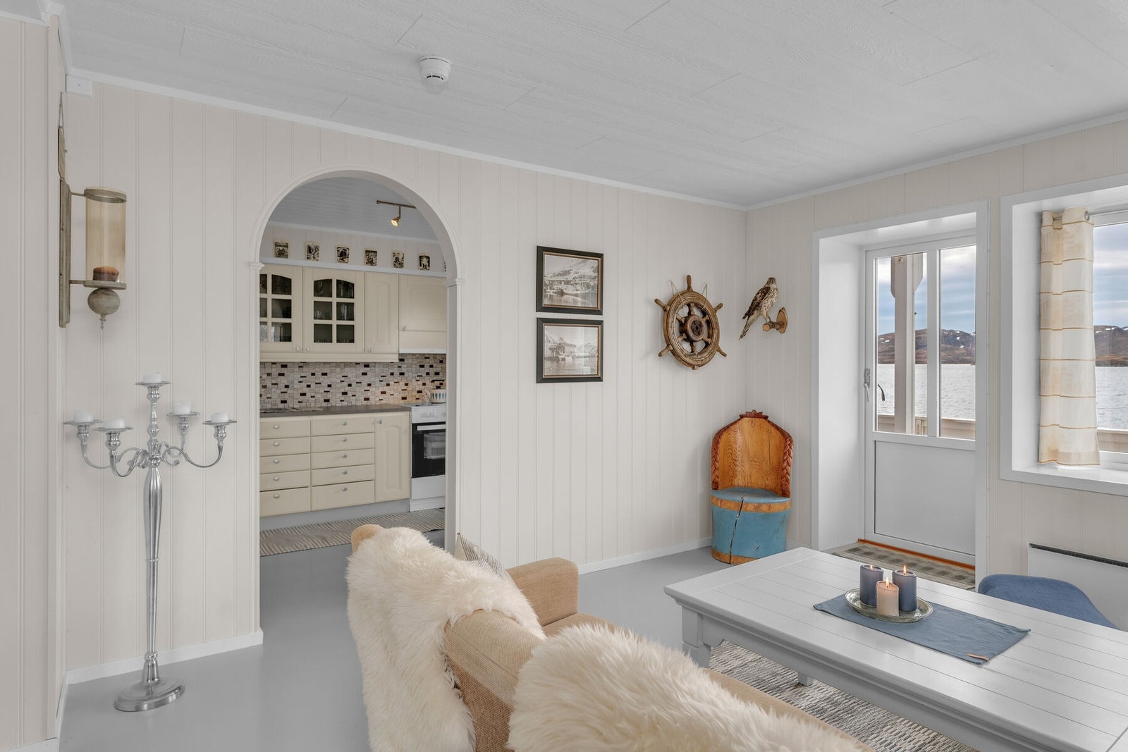 Stue med inngang til kjøkken Galleribilde